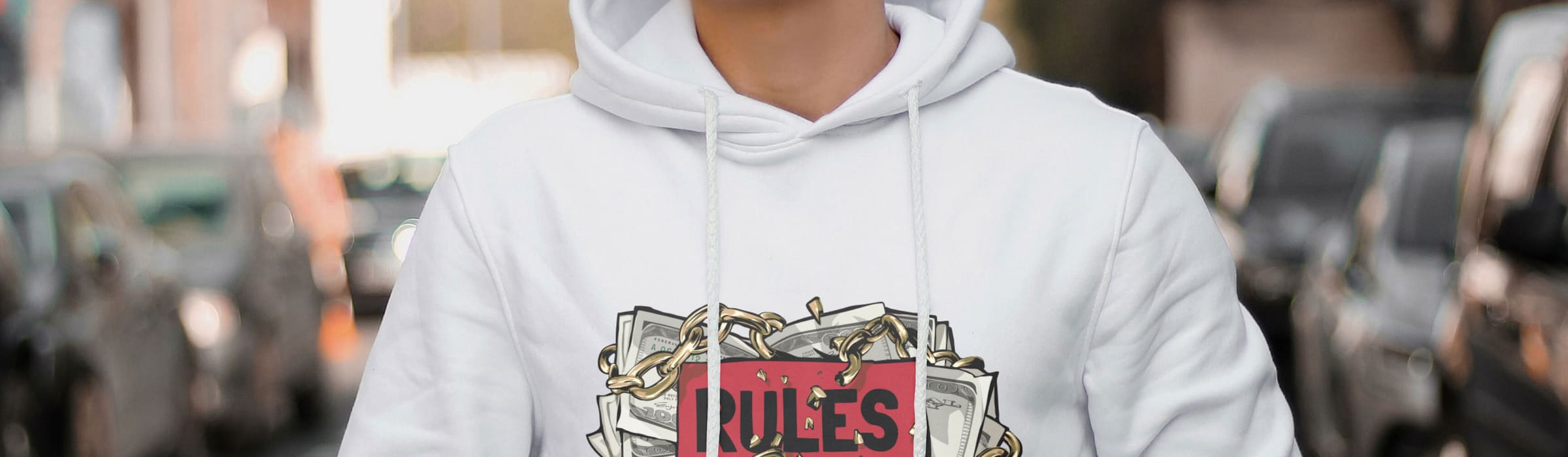 Hoodie con estampado propio de Magnus Innova, fotografiado en la calle.