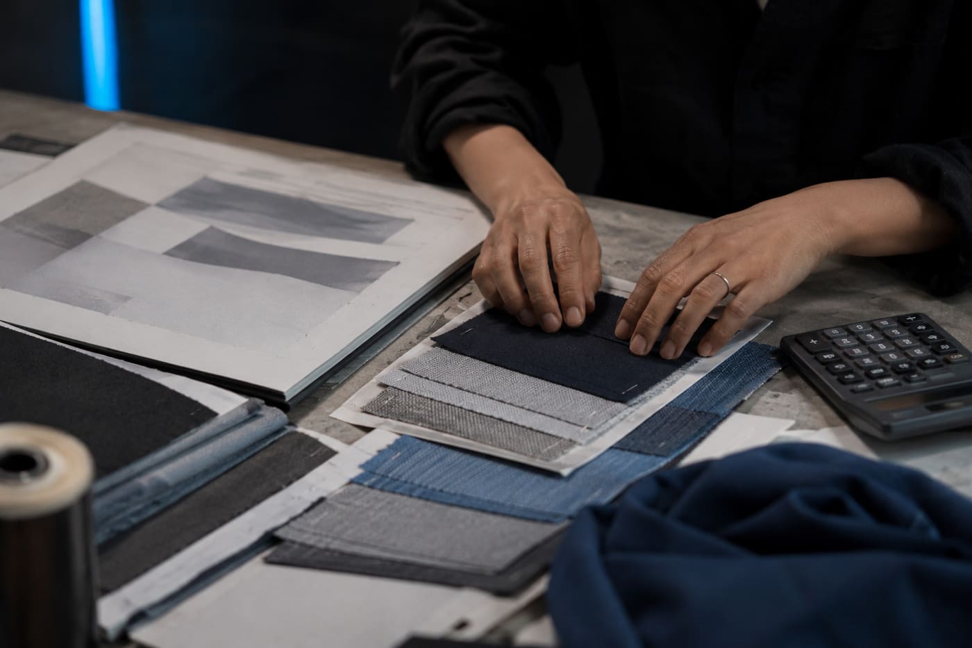 Cotización: La cotización se hace después de esos pasos, no antes. El documento incluye mockup, descri